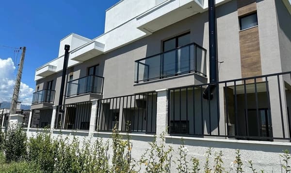 Condomínio Fechado. Sobrados Novos na Palhoça